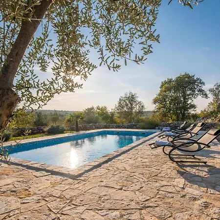 2 Bedroom Pet Friendly In *